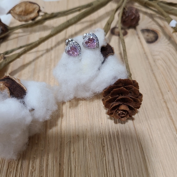 💗💗NEW💗💗 PRETTY!! BARBIE  PINK AND WHITE Heart CZ Studs💗💗 - Picture 13 of 16